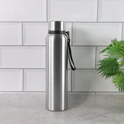Close-up of the 1000ml water bottle highlighting its sweat-proof exterior.