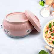 This 4500ml insulated casserole features easy-grip handles for convenient serving.
